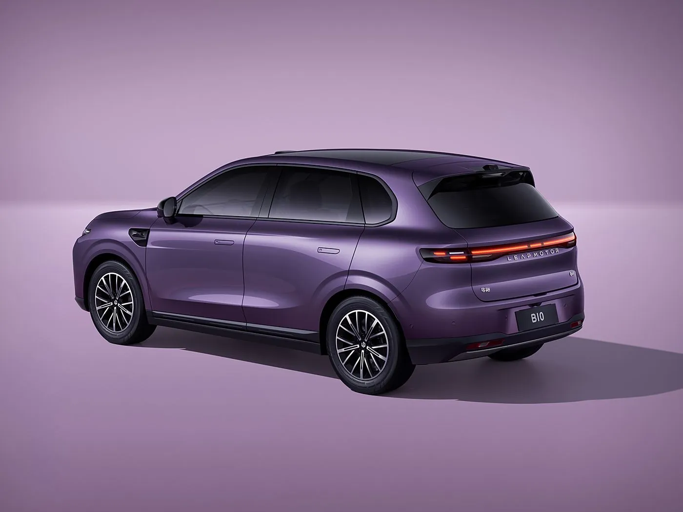 SUV compatto elettrico Leapmotor B10 con autonomia CLTC di 510-600 km, schermo da 14,6" 2,5K e veicolo Leapmotor Pilot New Energy