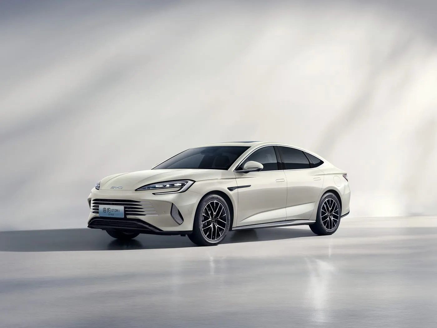 BYD Seal 07 DM-i: l'ibrido costruito per l'ansia da autonomia