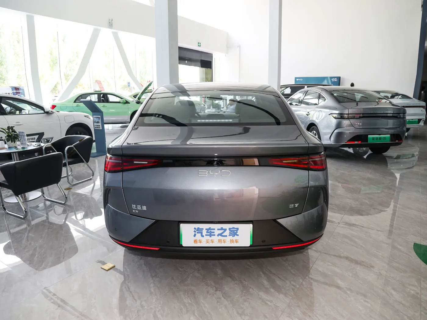 Nuovo modello BYD E7 EV Auto 150 km/h Velocità massima 136 HP 180 Nm Coppia 5 posti Veicolo elettrico