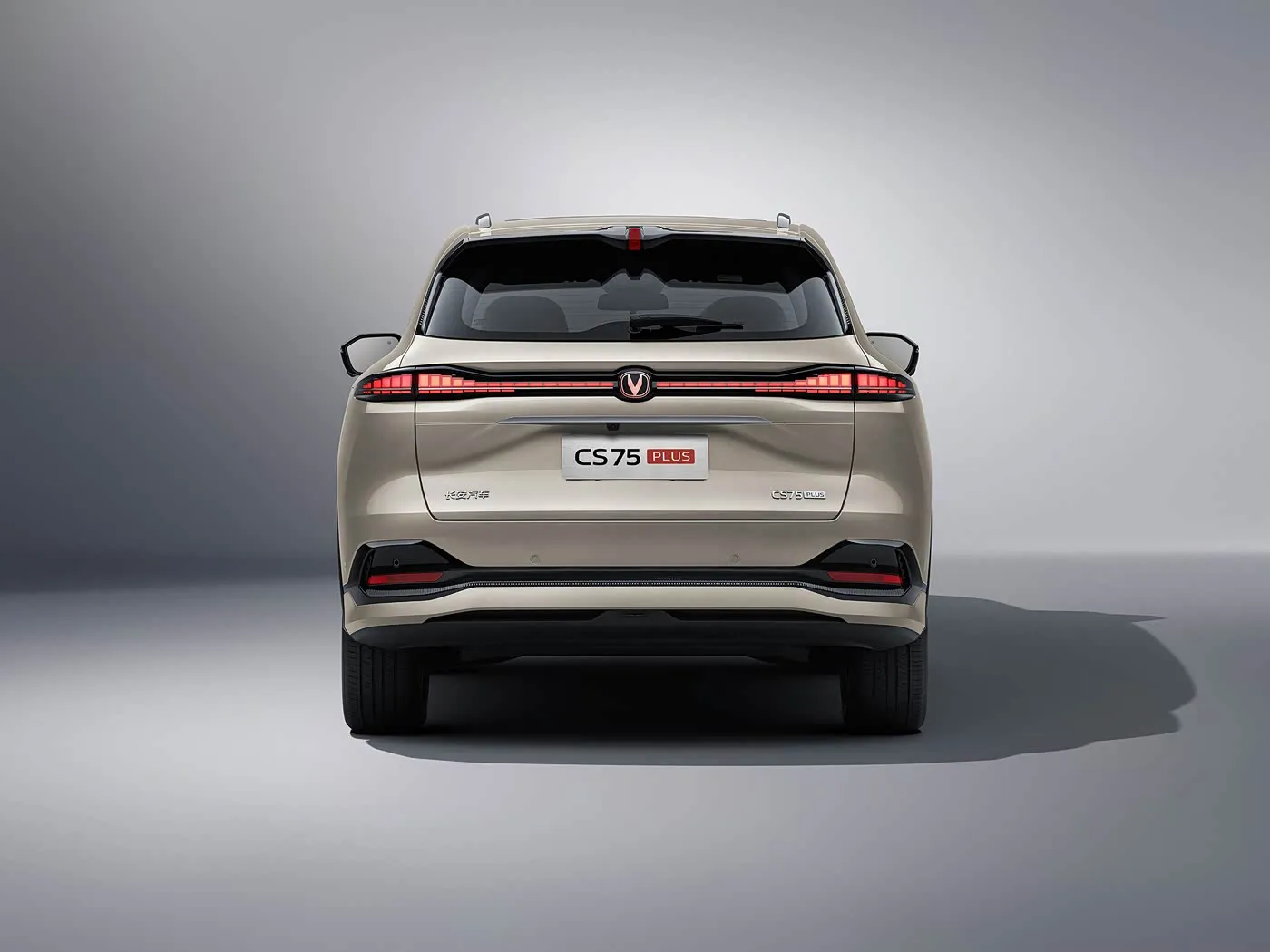 SUV compatto Changan CS75 PLUS 1.5T/2.0T con L2.5 Assist, touchscreen da 15,6" e passo lungo