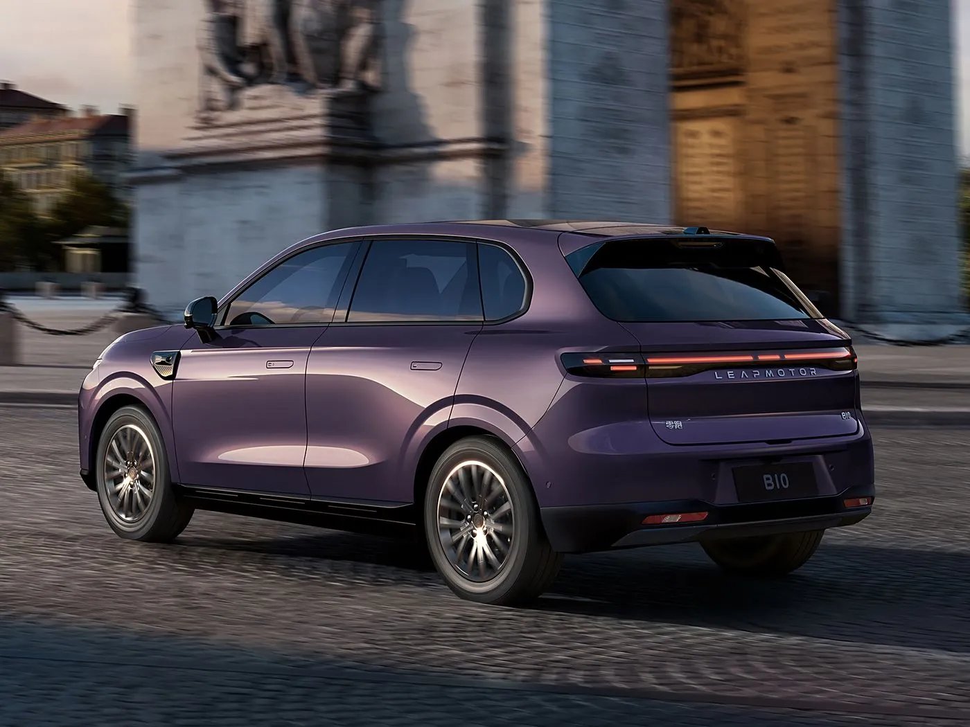SUV compatto elettrico Leapmotor B10 con autonomia CLTC di 510-600 km, schermo da 14,6" 2,5K e veicolo Leapmotor Pilot New Energy