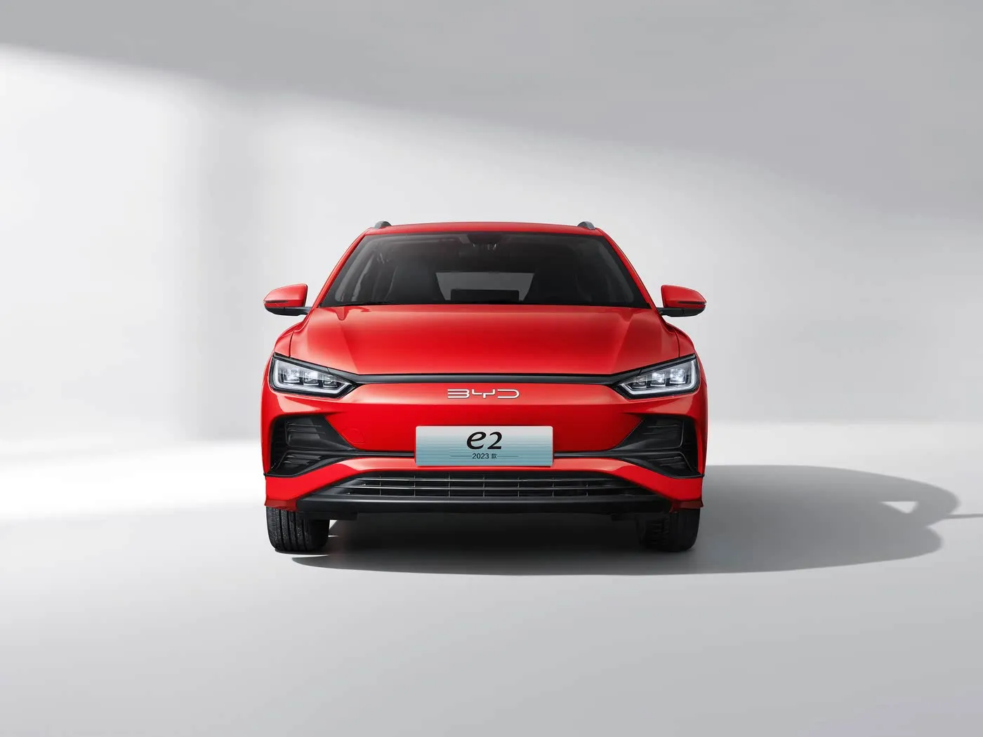 BYD E2 Berlina elettrica di lusso EV SUV Hatchback Auto con sterzo a sinistra con motore a batteria al litio Veicolo New Energy della Cina
