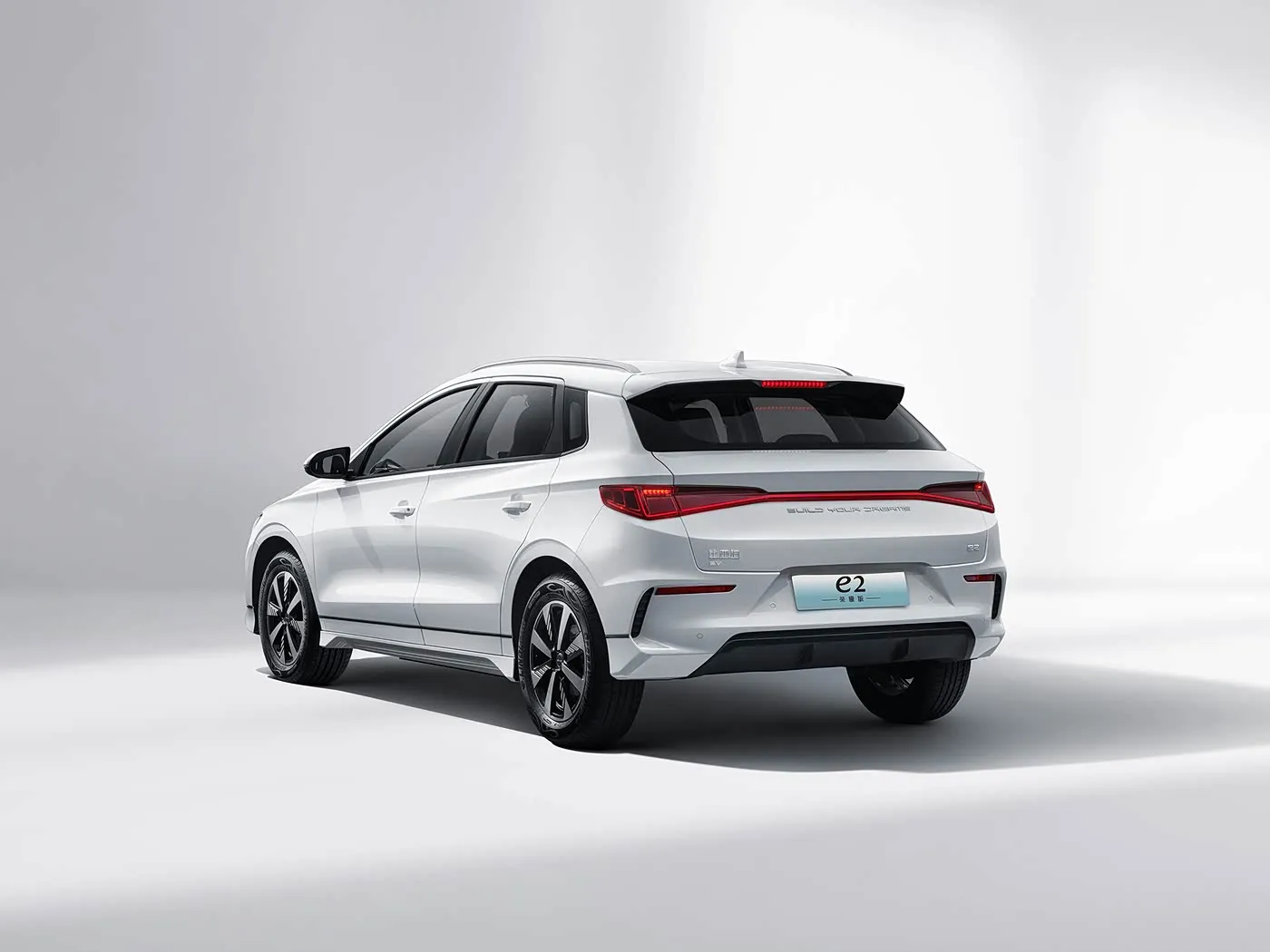 BYD E2 Berlina elettrica di lusso EV SUV Hatchback Auto con sterzo a sinistra con motore a batteria al litio Veicolo New Energy della Cina