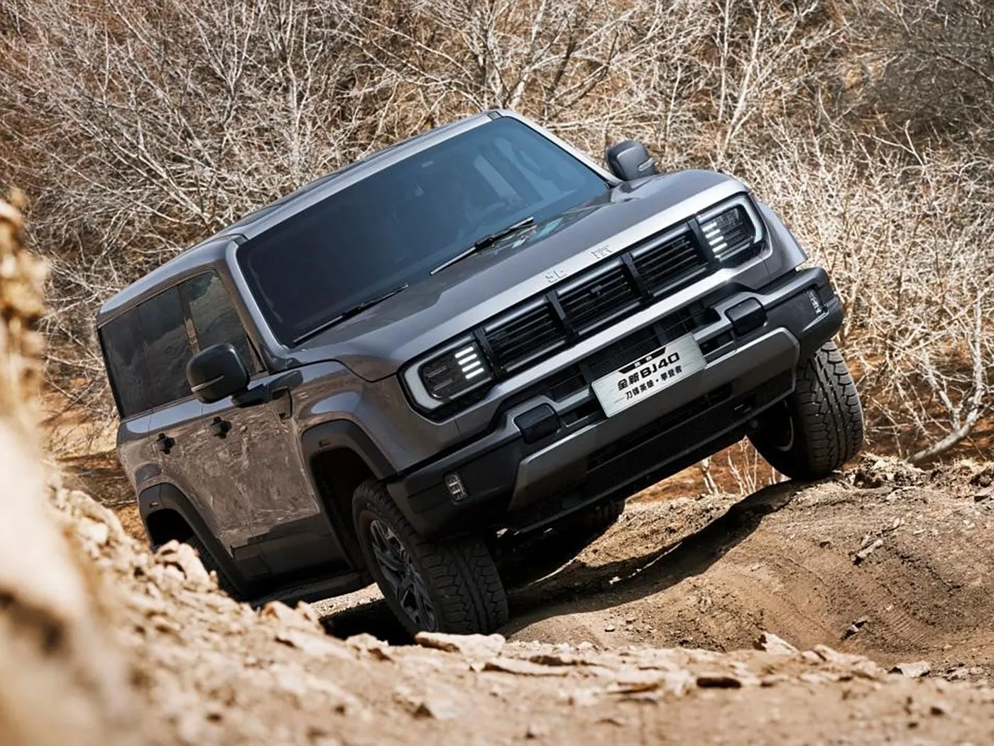 SUV compatto fuoristrada Beijing BJ40 con trazione integrale, serbatoio da 85 litri e telecamera panoramica, passo lungo