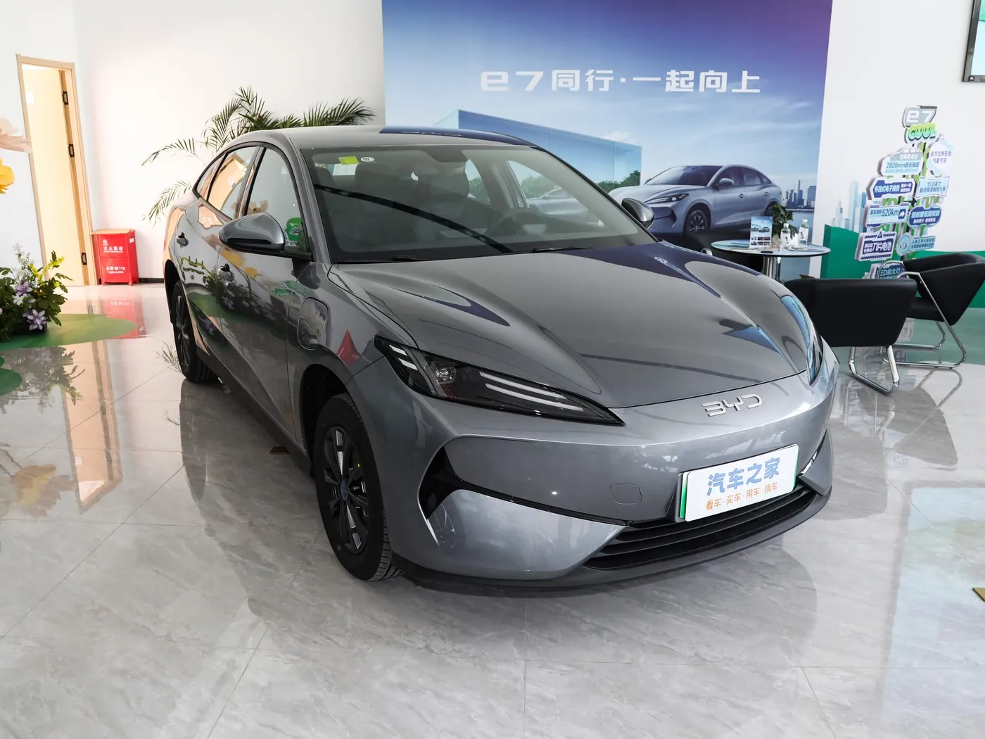 Nuovo modello BYD E7 EV Auto 150 km/h Velocità massima 136 HP 180 Nm Coppia 5 posti Veicolo elettrico