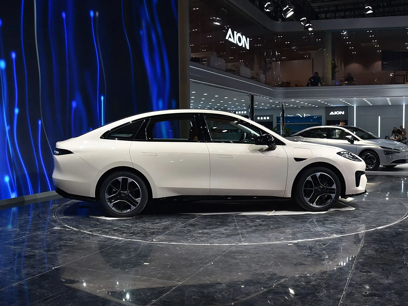 AION RT SUV elettrico con guida a sinistra EV ad alta velocità Cambio automatico Hybrid Mini Level Sedan Veicolo a nuova energia per adulti
