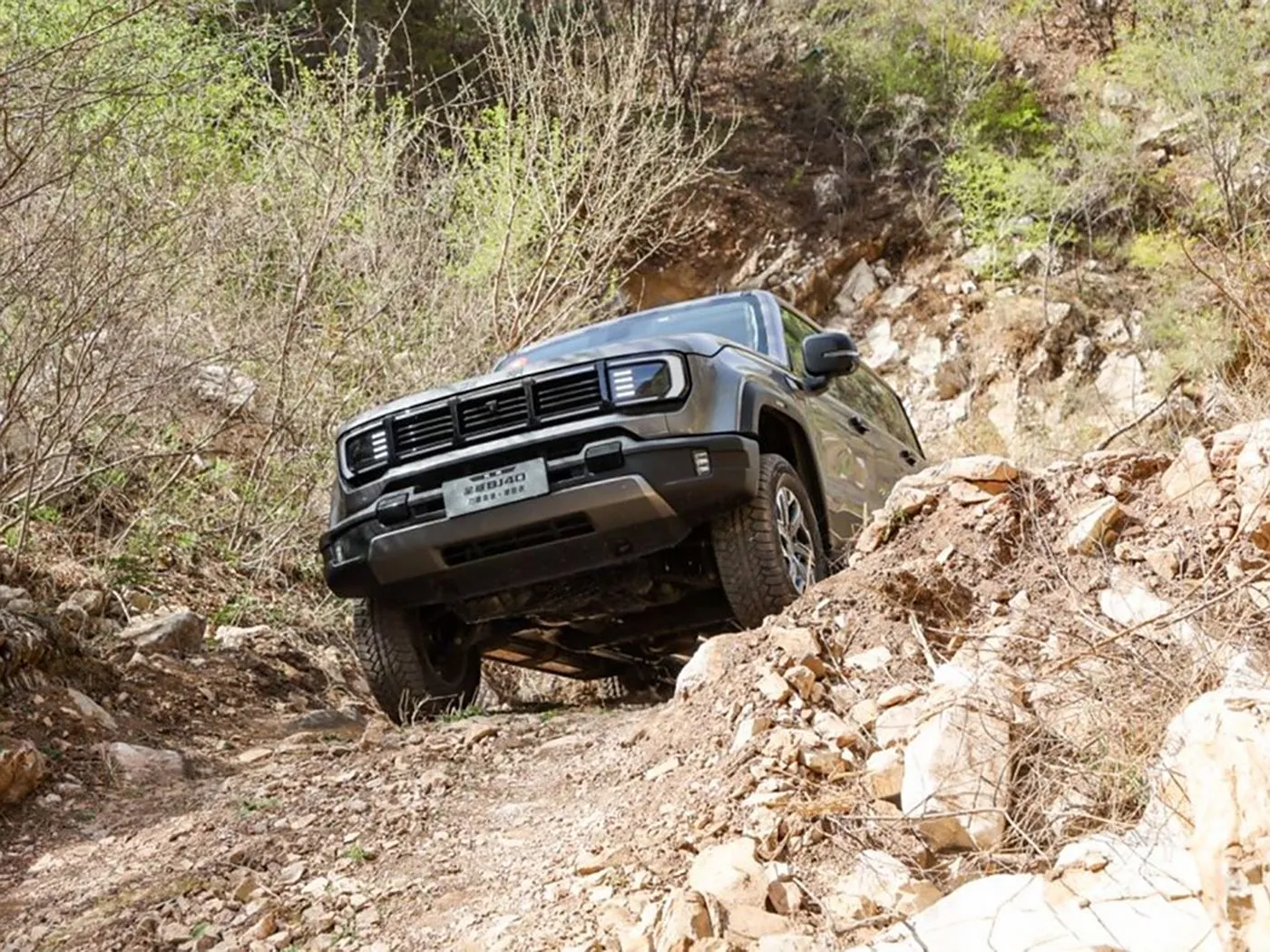 SUV compatto fuoristrada Beijing BJ40 con trazione integrale, serbatoio da 85 litri e telecamera panoramica, passo lungo