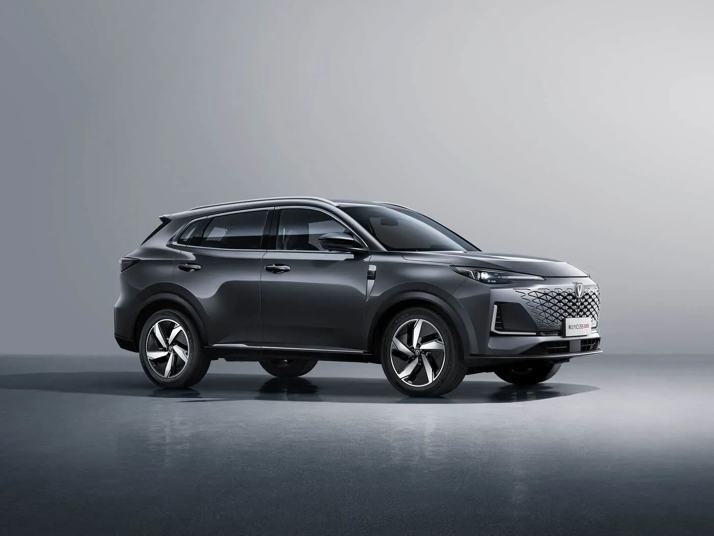 SUV compatto Changan CS55 PLUS, velocità massima 190 km/h, telecamera a 360°, AC dual-zone e finiture JBL Audio Premium