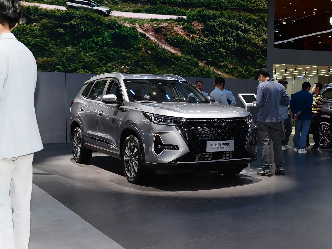 Chery Tiggo 8 Pro SUV familiare di lusso Cambio automatico Telecamera posteriore R18 Sinistra Benzina Sedili in pelle scura Emissioni Euro VI AWD