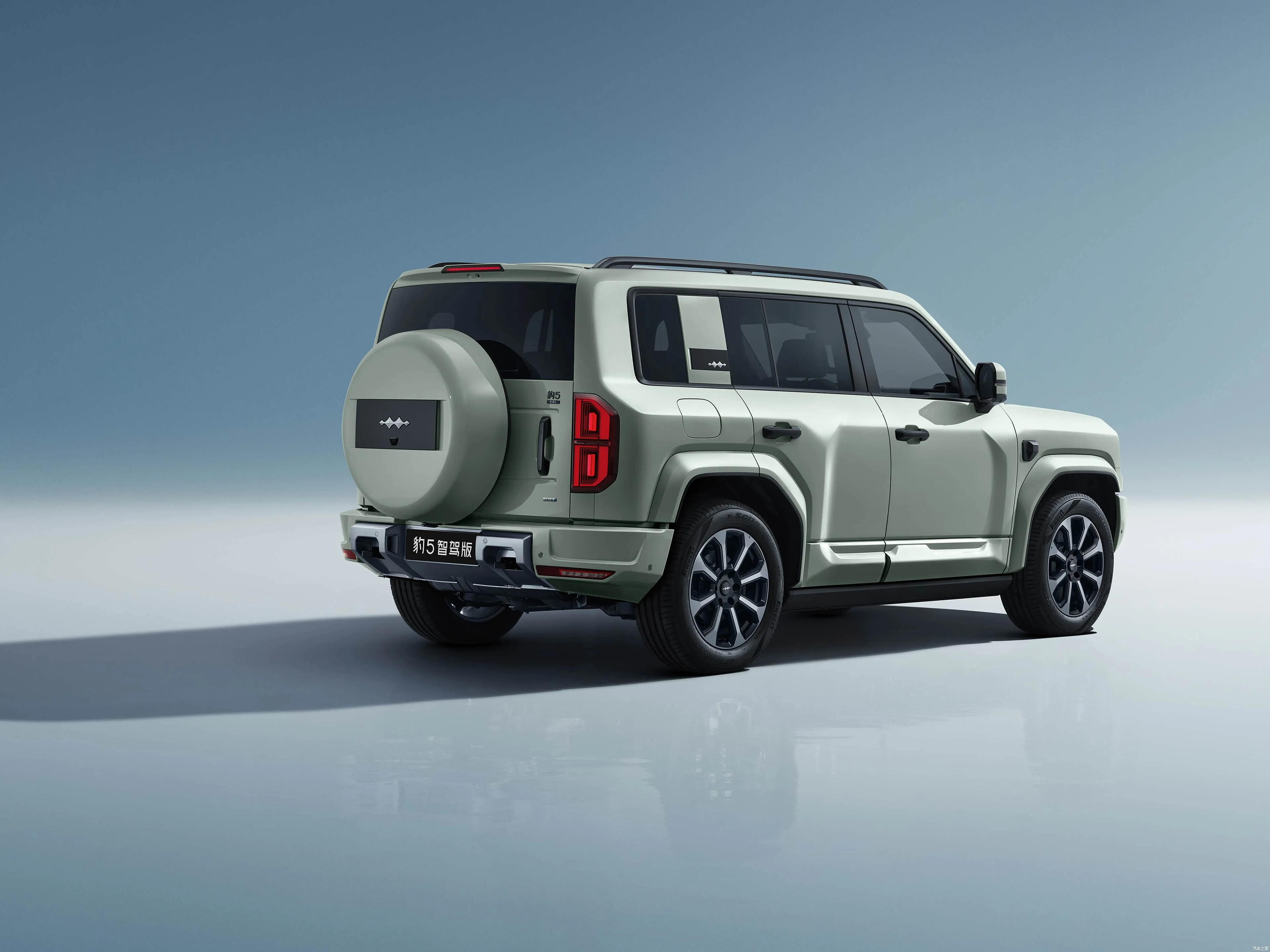 SUV fuoristrada ibrido PHEV premium BYD Leopard 5 con schermo da 15,6" Trazione 4x4 Serbatoio carburante 4WD 83 litri