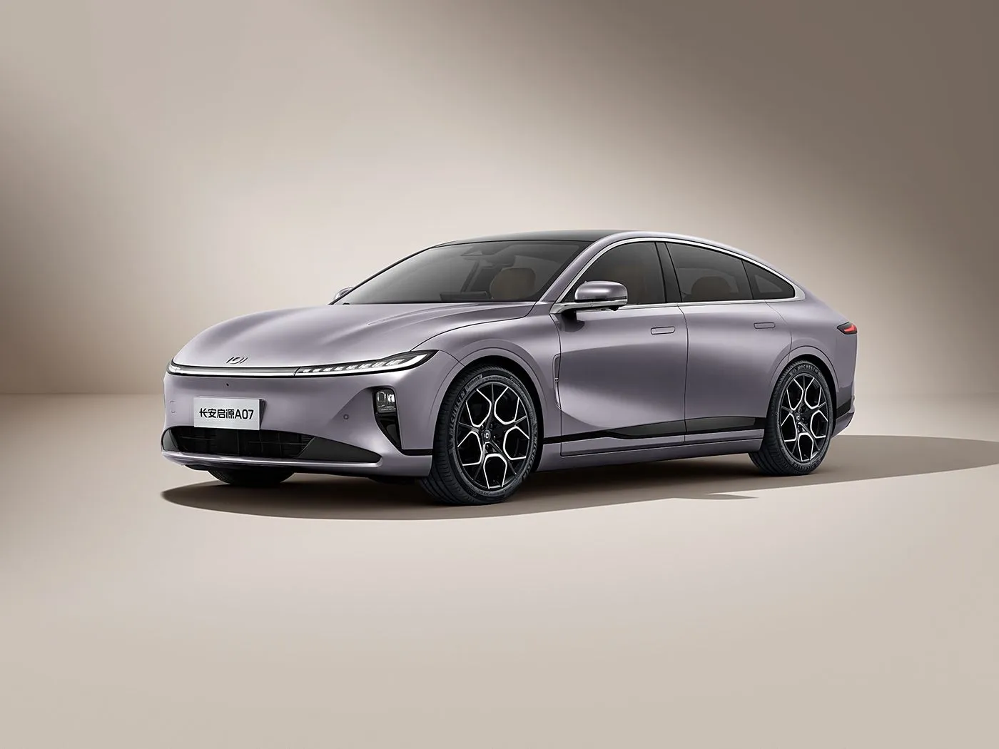 Changan Qiyuan A07 Berlina ibrida EV Veicolo di nuova energia dalla Cina Autonomia 1200 km Cambio automatico 5 posti Velocità 175 km/h Dimensioni pneumatici R19