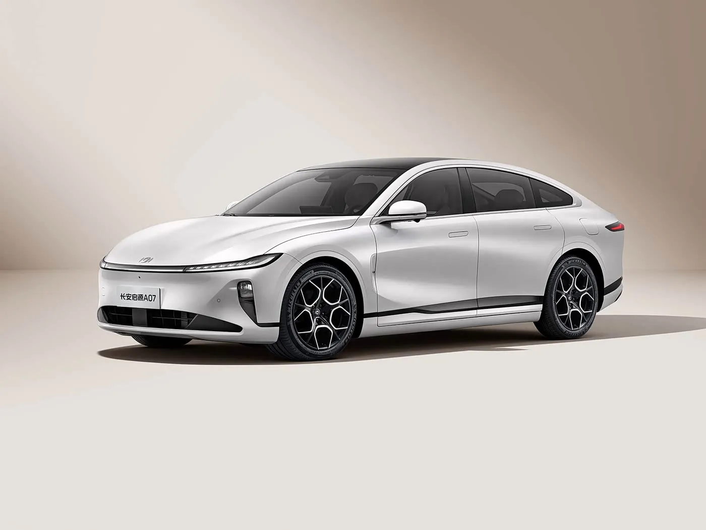 Changan Qiyuan A07 Berlina ibrida EV Veicolo di nuova energia dalla Cina Autonomia 1200 km Cambio automatico 5 posti Velocità 175 km/h Dimensioni pneumatici R19