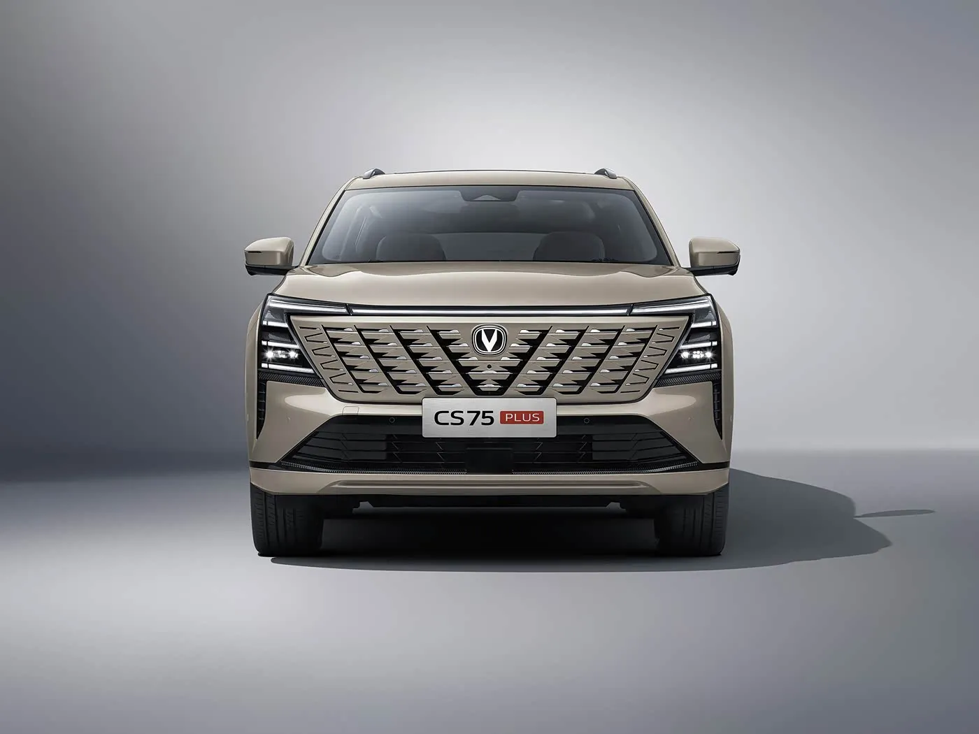 SUV compatto Changan CS75 PLUS 1.5T/2.0T con L2.5 Assist, touchscreen da 15,6" e passo lungo