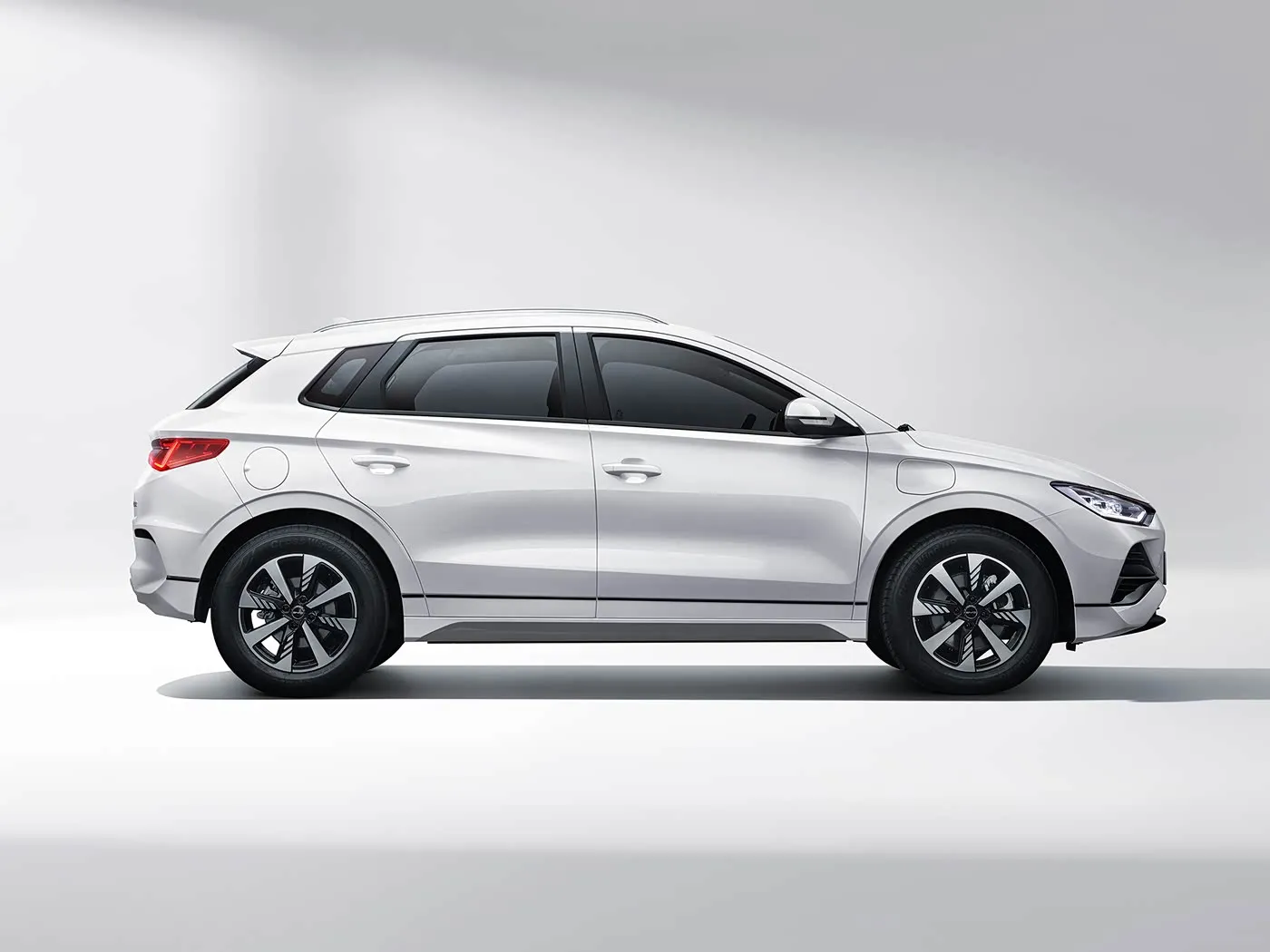 BYD E2 Berlina elettrica di lusso EV SUV Hatchback Auto con sterzo a sinistra con motore a batteria al litio Veicolo New Energy della Cina
