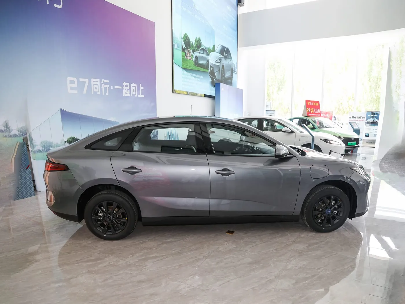Nuovo modello BYD E7 EV Auto 150 km/h Velocità massima 136 HP 180 Nm Coppia 5 posti Veicolo elettrico