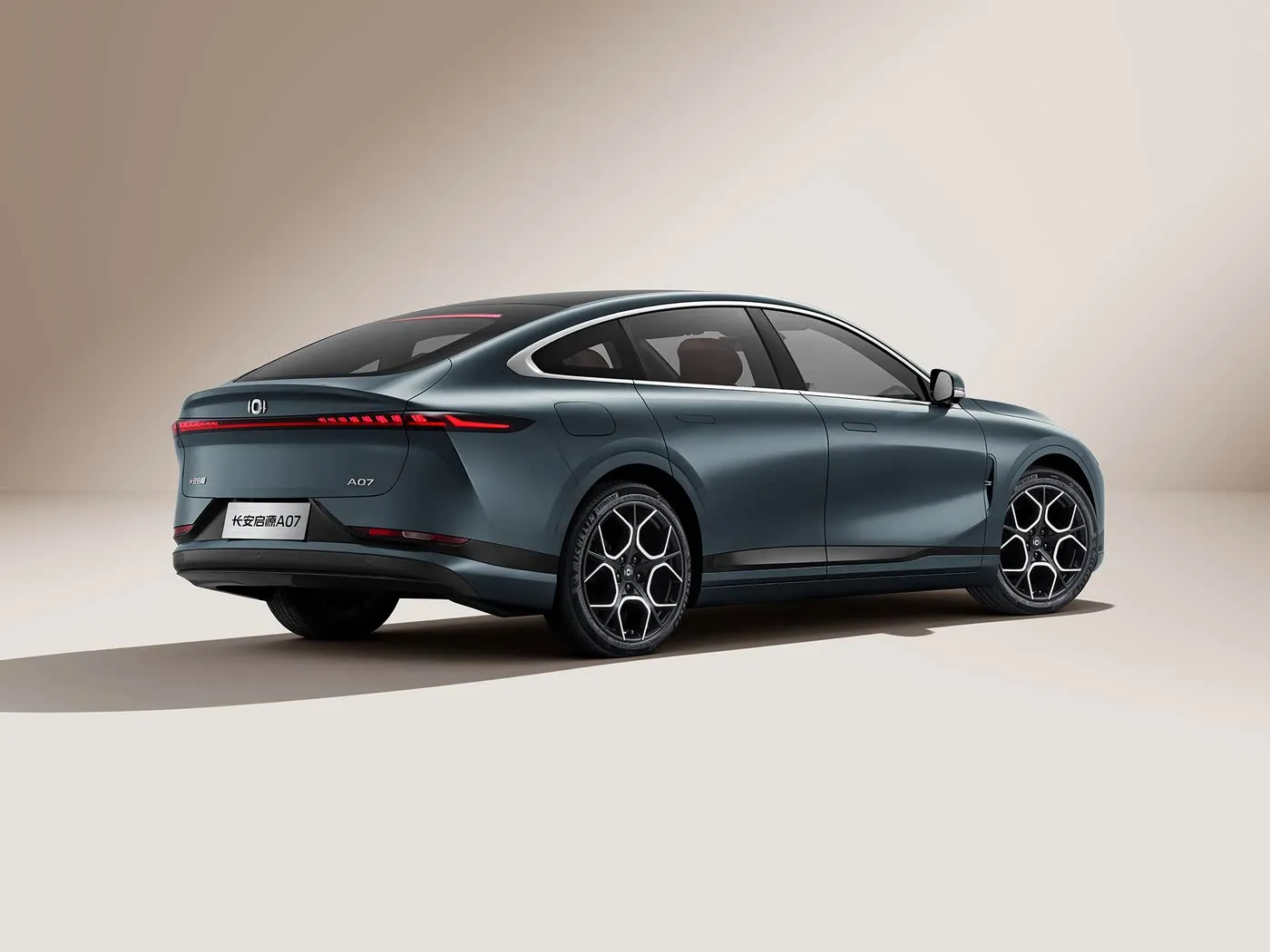 Changan Qiyuan A07 Berlina ibrida EV Veicolo di nuova energia dalla Cina Autonomia 1200 km Cambio automatico 5 posti Velocità 175 km/h Dimensioni pneumatici R19