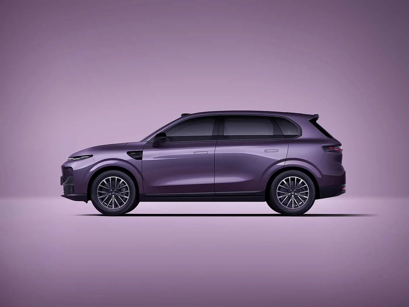SUV compatto elettrico Leapmotor B10 con autonomia CLTC di 510-600 km, schermo da 14,6" 2,5K e veicolo Leapmotor Pilot New Energy