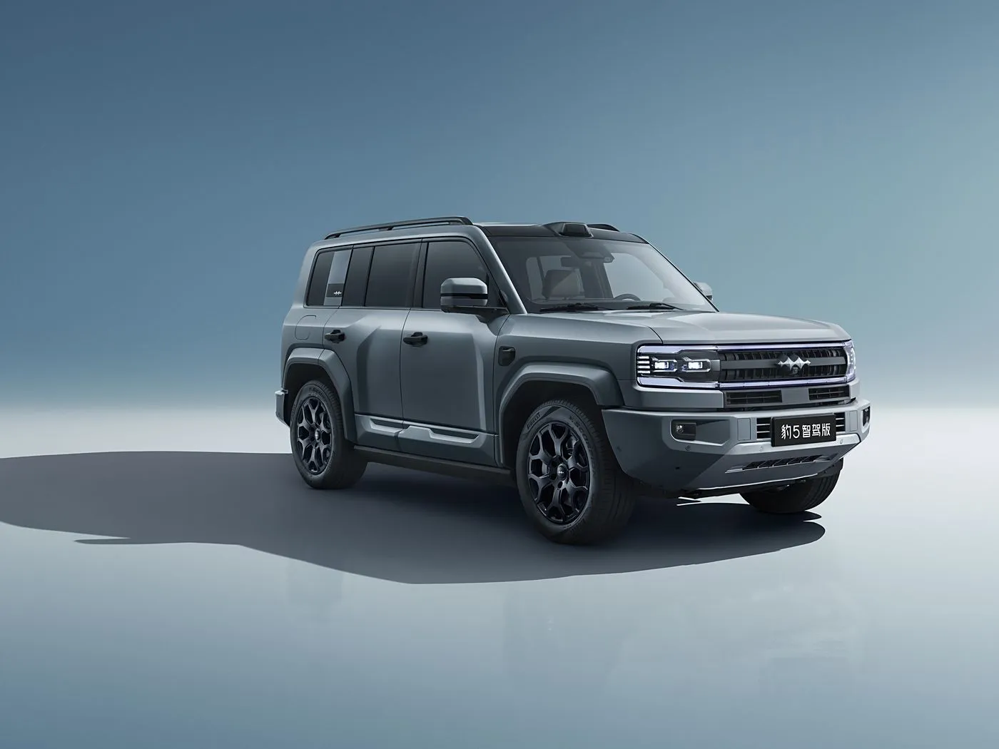 SUV fuoristrada ibrido PHEV premium BYD Leopard 5 con schermo da 15,6" Trazione 4x4 Serbatoio carburante 4WD 83 litri