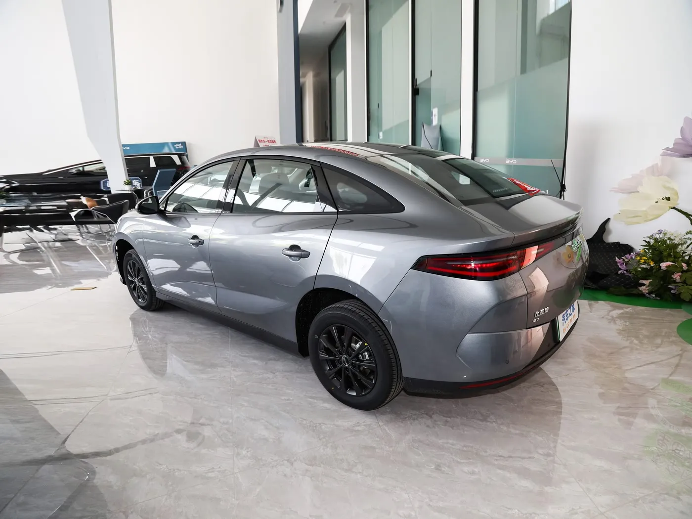 Nuovo modello BYD E7 EV Auto 150 km/h Velocità massima 136 HP 180 Nm Coppia 5 posti Veicolo elettrico