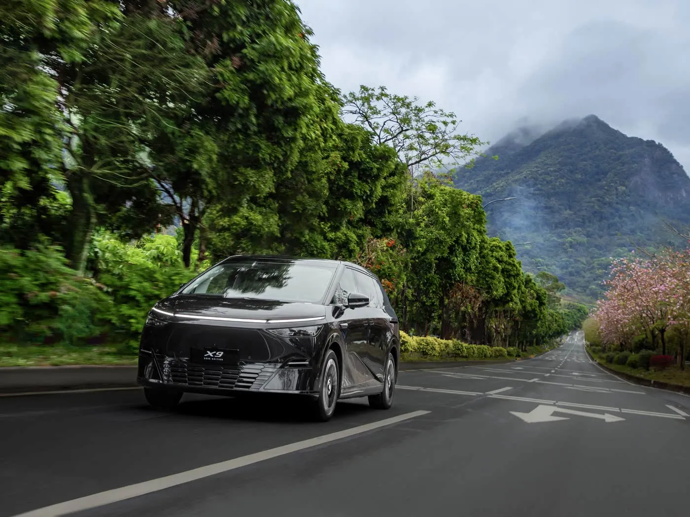 Xpeng X9 monovolume a lungo raggio SUV elettrico puro sterzo sinistro prezzo competitivo veicolo di nuova energia