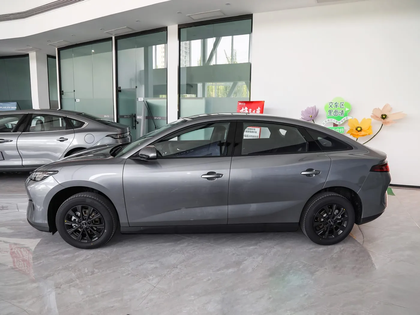 Nuovo modello BYD E7 EV Auto 150 km/h Velocità massima 136 HP 180 Nm Coppia 5 posti Veicolo elettrico