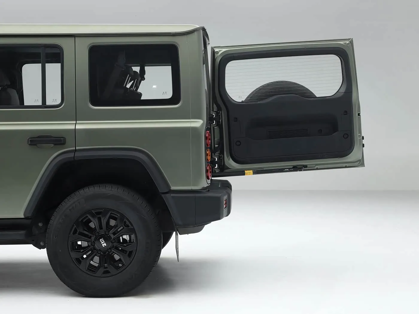 2025 BAIC 212 T01 Robusto SUV compatto 4WD Benzina/Diesel 8AT e interni in pelle Volante in pelle riscaldato Passo lungo