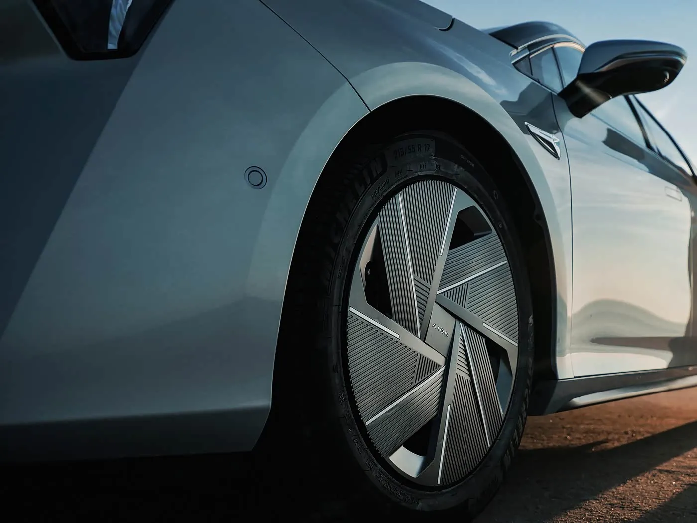AION RT SUV elettrico con guida a sinistra EV ad alta velocità Cambio automatico Hybrid Mini Level Sedan Veicolo a nuova energia per adulti