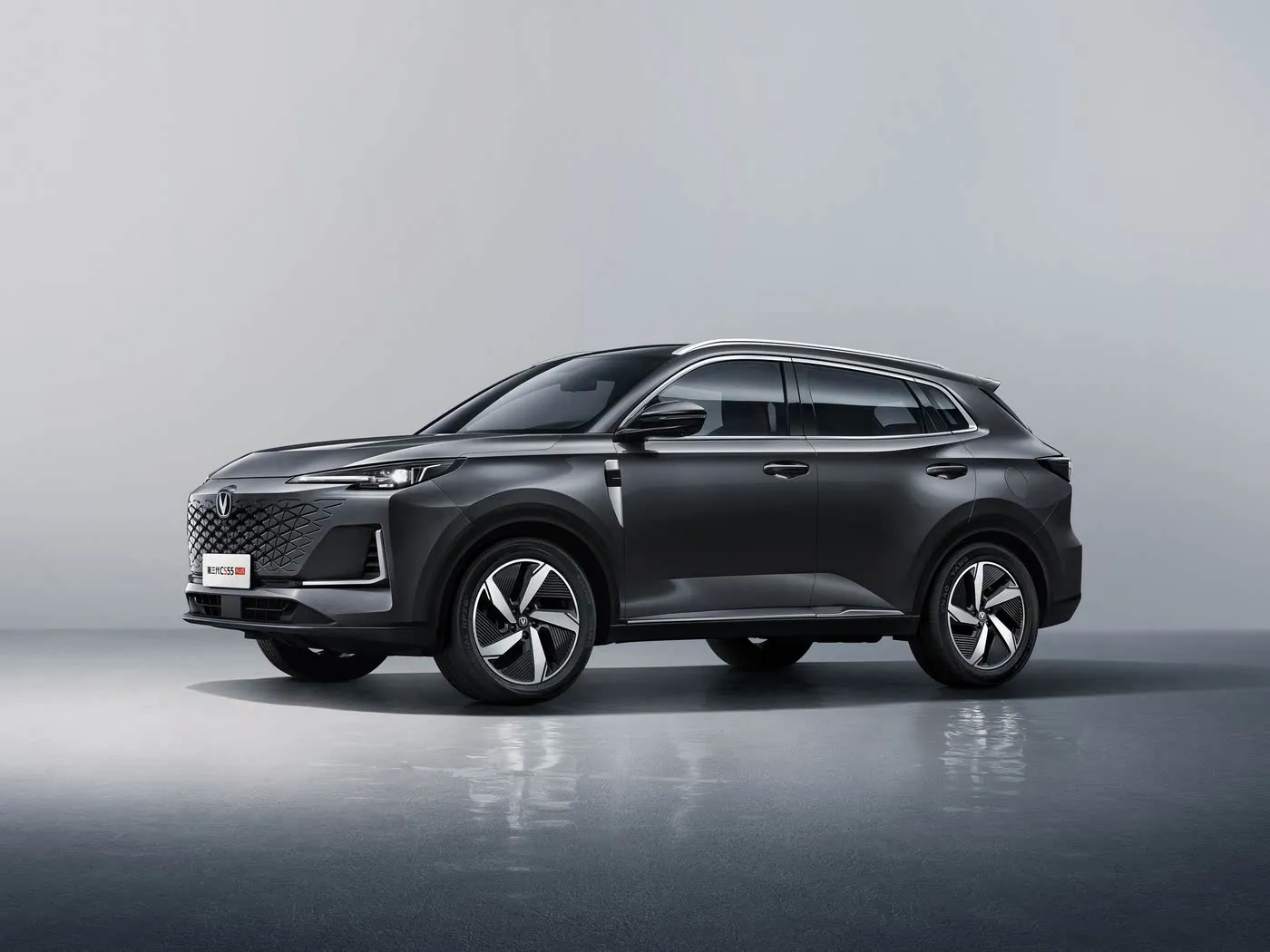 SUV compatto Changan CS55 PLUS, velocità massima 190 km/h, telecamera a 360°, AC dual-zone e finiture JBL Audio Premium