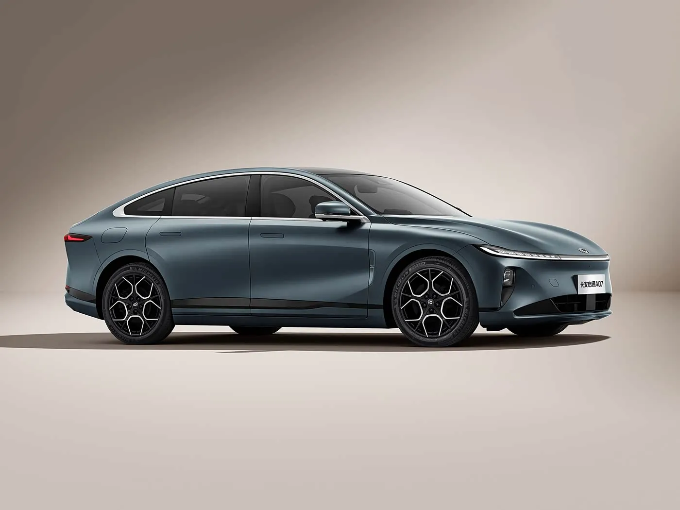 Changan Qiyuan A07 Berlina ibrida EV Veicolo di nuova energia dalla Cina Autonomia 1200 km Cambio automatico 5 posti Velocità 175 km/h Dimensioni pneumatici R19