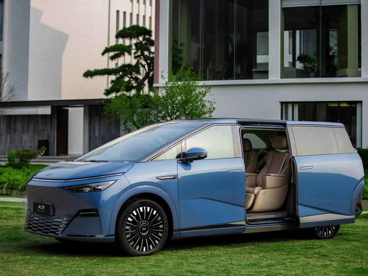 Xpeng X9 monovolume a lungo raggio SUV elettrico puro sterzo sinistro prezzo competitivo veicolo di nuova energia