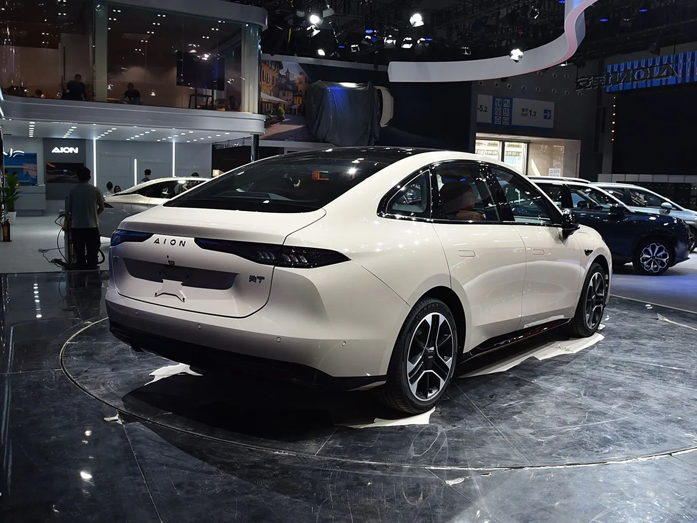 AION RT SUV elettrico con guida a sinistra EV ad alta velocità Cambio automatico Hybrid Mini Level Sedan Veicolo a nuova energia per adulti