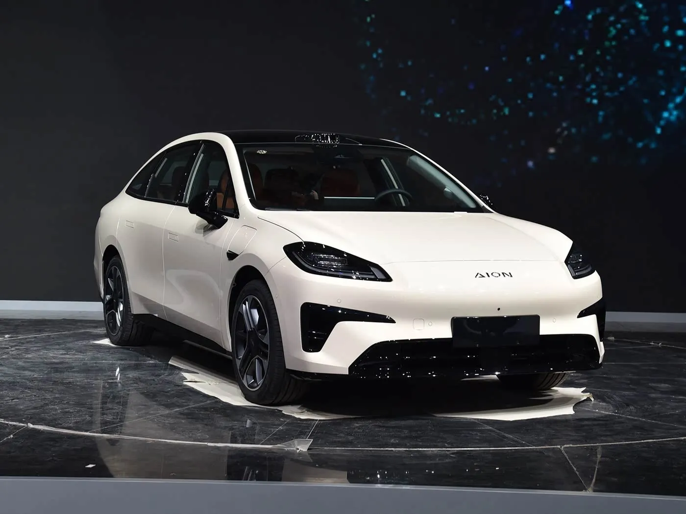 AION RT SUV elettrico con guida a sinistra EV ad alta velocità Cambio automatico Hybrid Mini Level Sedan Veicolo a nuova energia per adulti