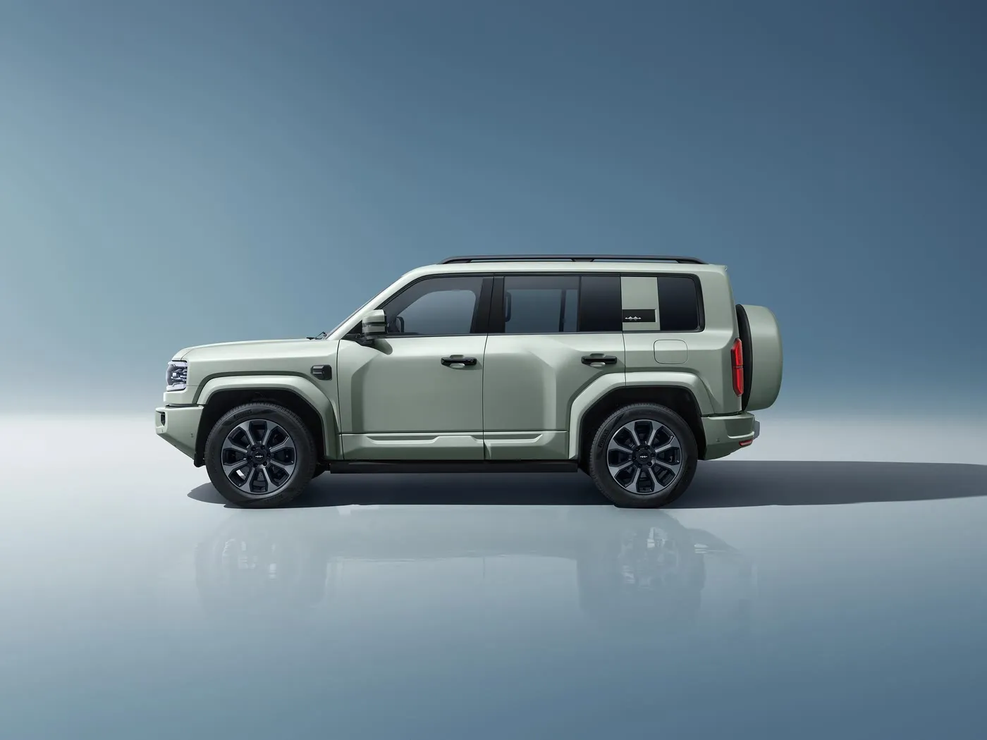 SUV fuoristrada ibrido PHEV premium BYD Leopard 5 con schermo da 15,6" Trazione 4x4 Serbatoio carburante 4WD 83 litri