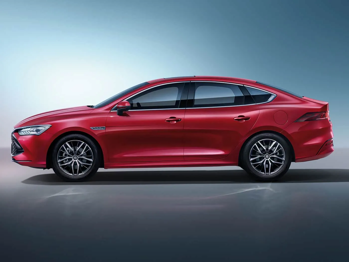 BYD Qing Plus SUV elettrico Auto ibrida Veicolo a nuova energia Motore EV potenziato Sterzo a sinistra Berlina ottimizzata per motori di ricerca