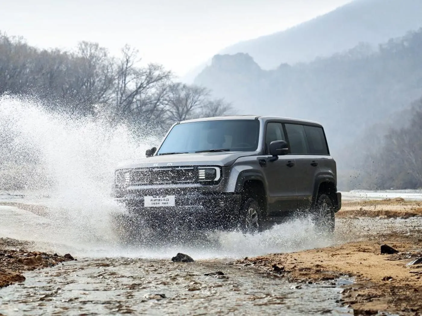 SUV compatto fuoristrada Beijing BJ40 con trazione integrale, serbatoio da 85 litri e telecamera panoramica, passo lungo