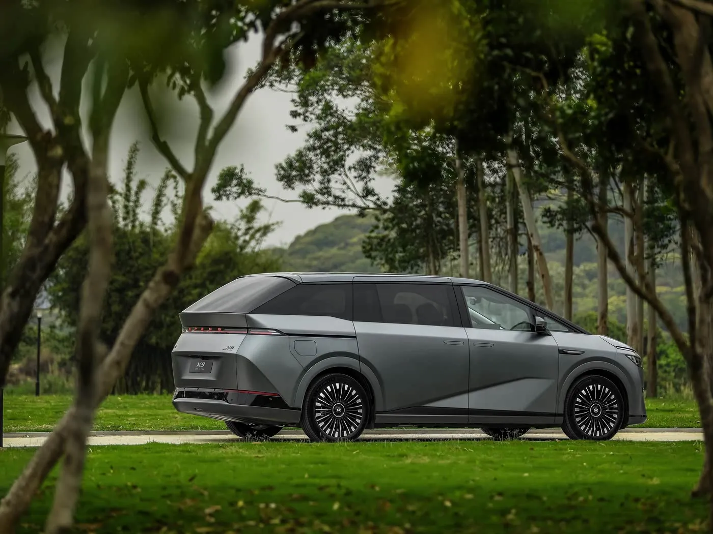 Xpeng X9 monovolume a lungo raggio SUV elettrico puro sterzo sinistro prezzo competitivo veicolo di nuova energia