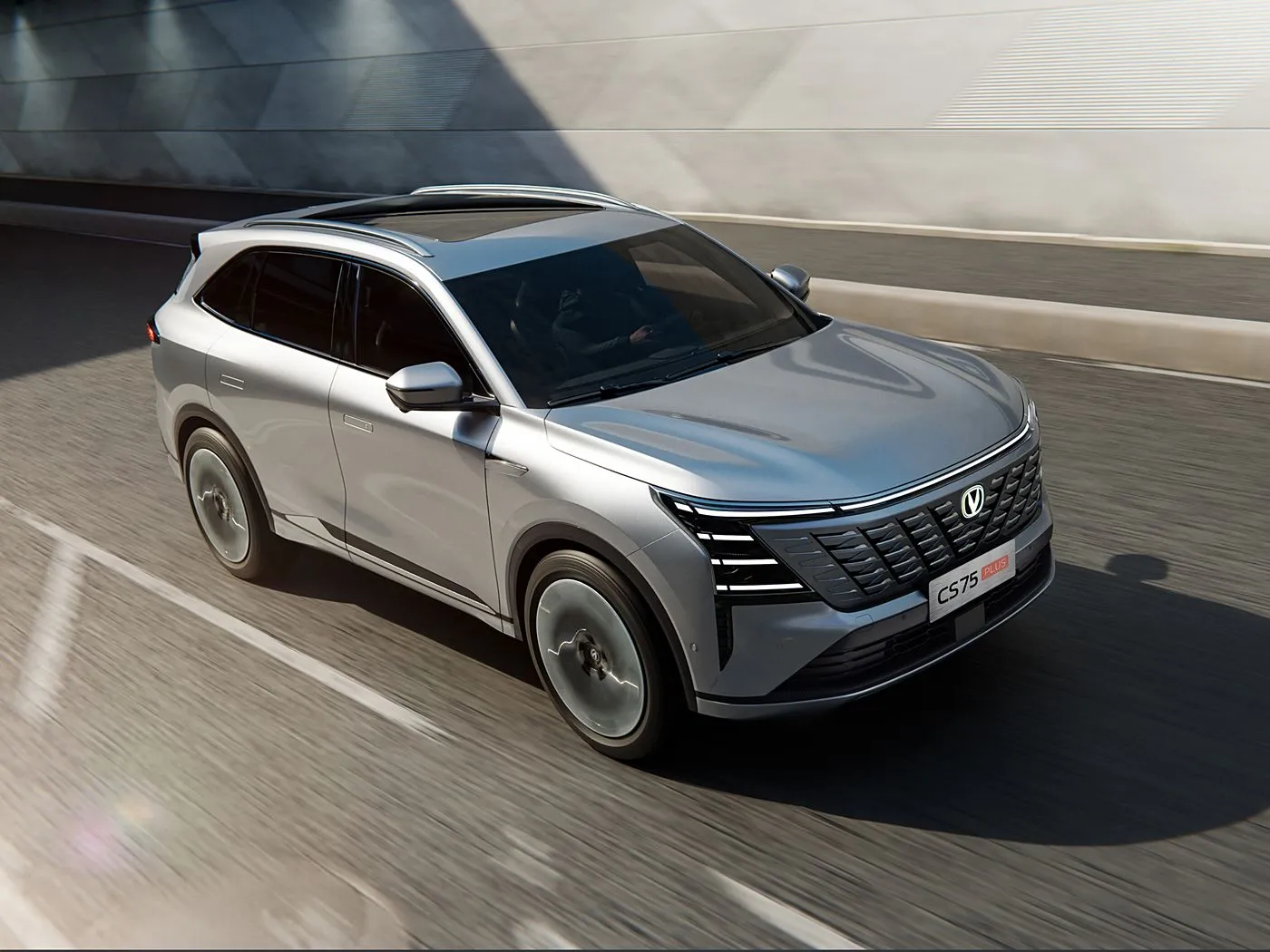 SUV compatto Changan CS75 PLUS 1.5T/2.0T con L2.5 Assist, touchscreen da 15,6" e passo lungo
