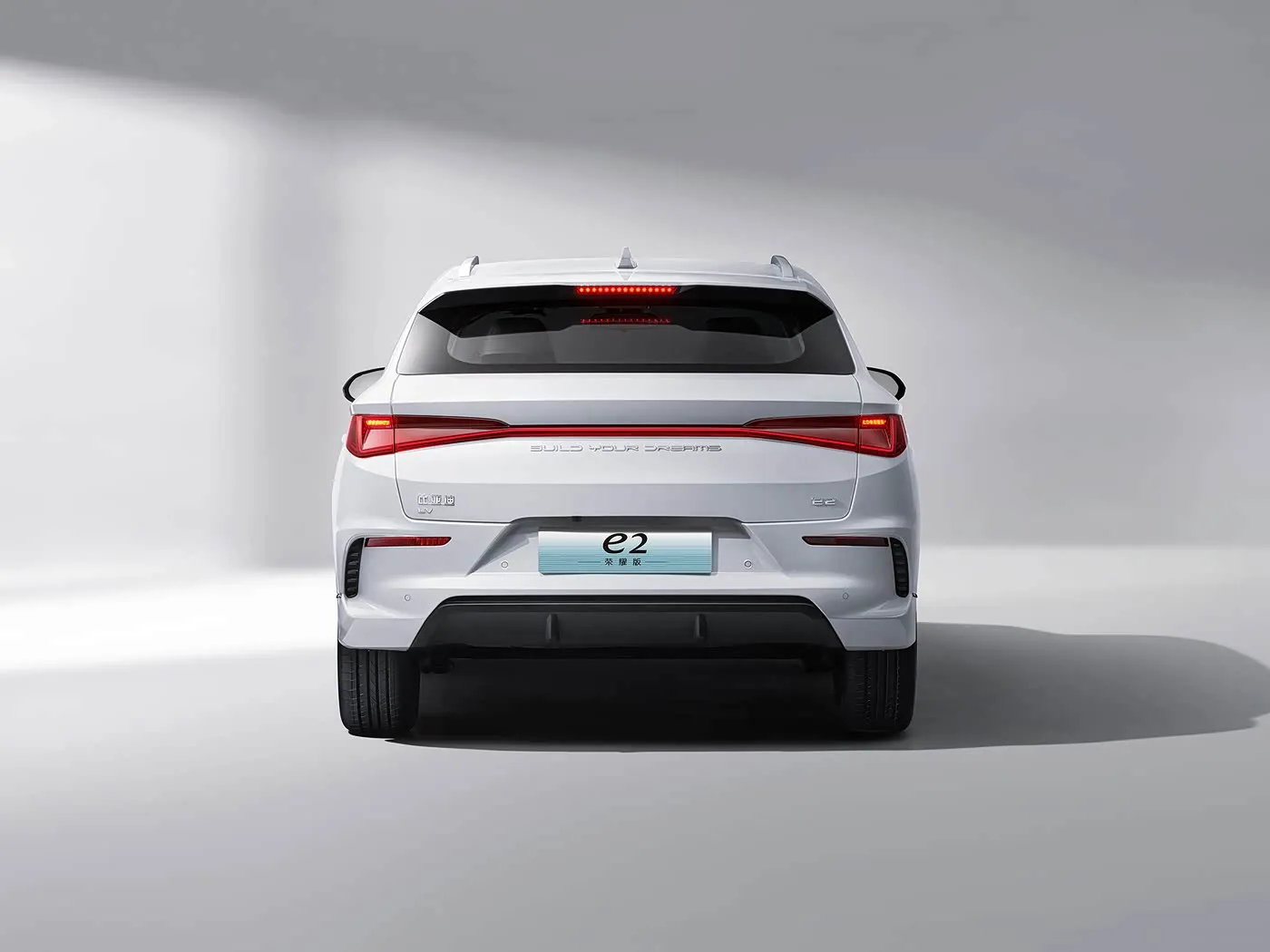 BYD E2 Berlina elettrica di lusso EV SUV Hatchback Auto con sterzo a sinistra con motore a batteria al litio Veicolo New Energy della Cina