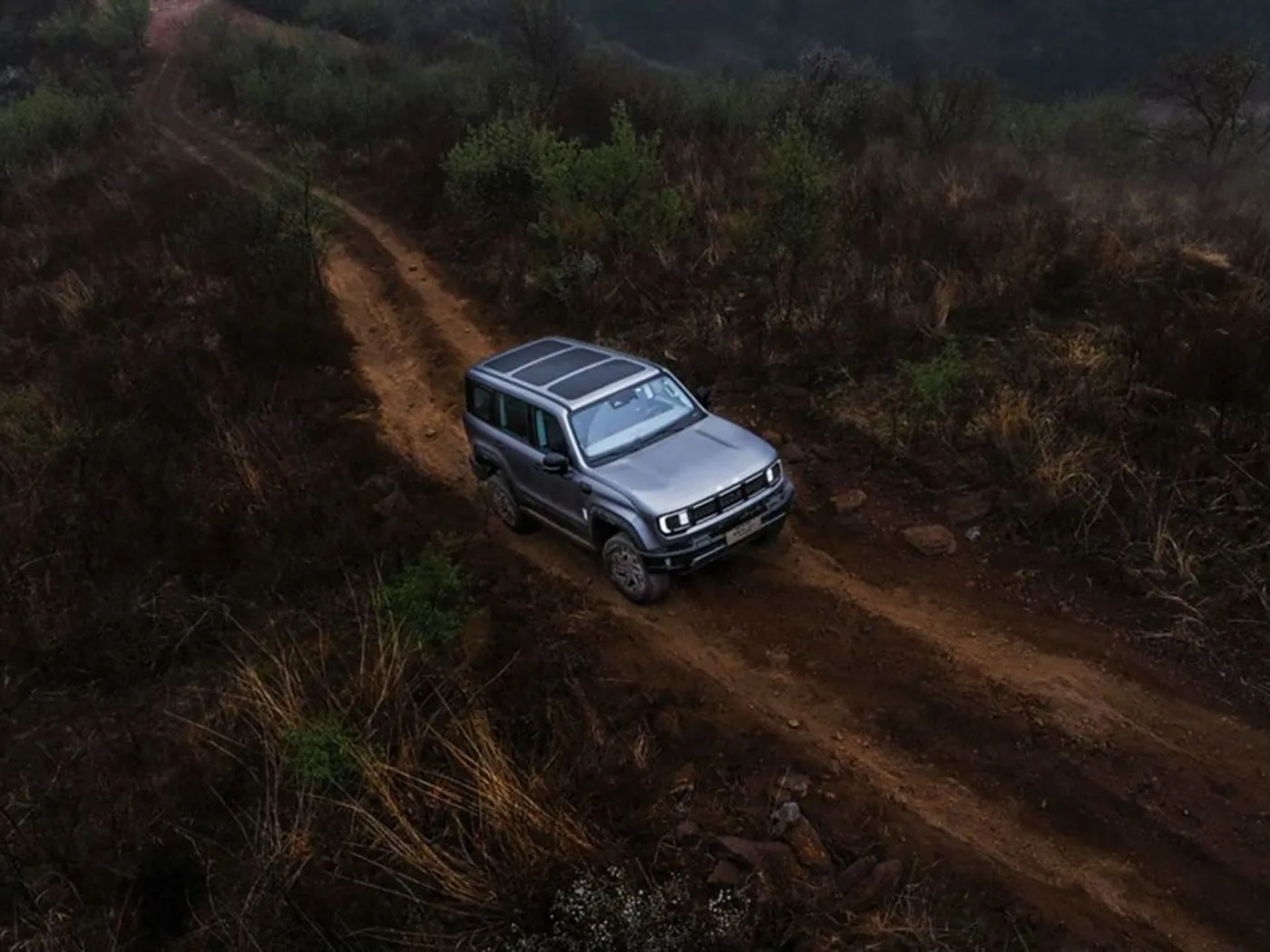 SUV compatto fuoristrada Beijing BJ40 con trazione integrale, serbatoio da 85 litri e telecamera panoramica, passo lungo